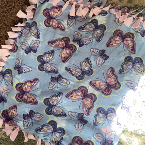 AVERAGE SIZE THROW (2 yards); HOMEMADE NO SEW FLEECE BLANKET - Picture 9 of 9